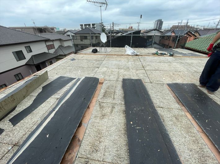 クイックルーフを使用した屋根葺き替え工事にて既存の屋根材を解体撤去